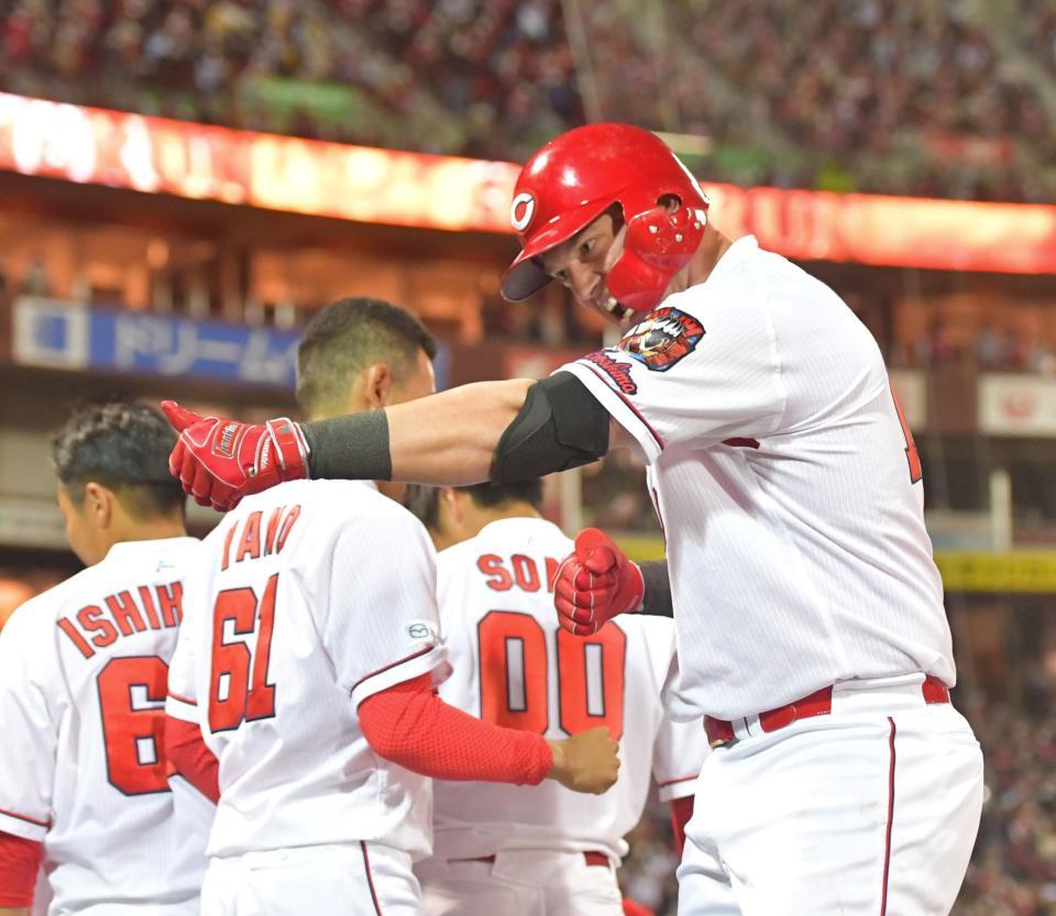 　６回、勝ち越しソロを放ちサムアップポーズを見せるクロン（撮影・立川洋一郎）