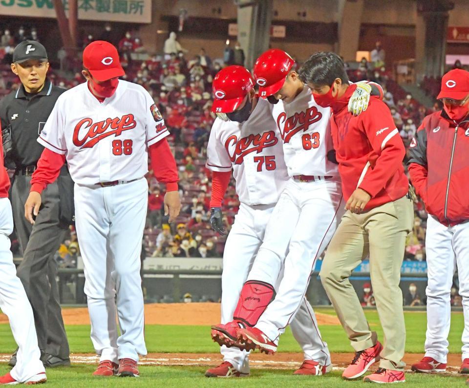 　肩を担がれてベンチへ下がる西川（６３）。左端は佐々岡監督