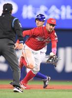 ８回、ＤｅＮＡ・桑原の打球を失策する広島・菊池涼＝横浜（撮影・金田祐二）