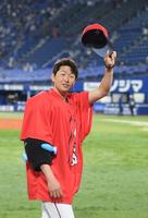 ファンの祝福に応える広島・大瀬良＝横浜（撮影・金田祐二）