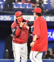 試合に勝利し、好投の広島・大瀬良（右）を労う佐々岡監督＝横浜スタジアム（撮影・高石航平）