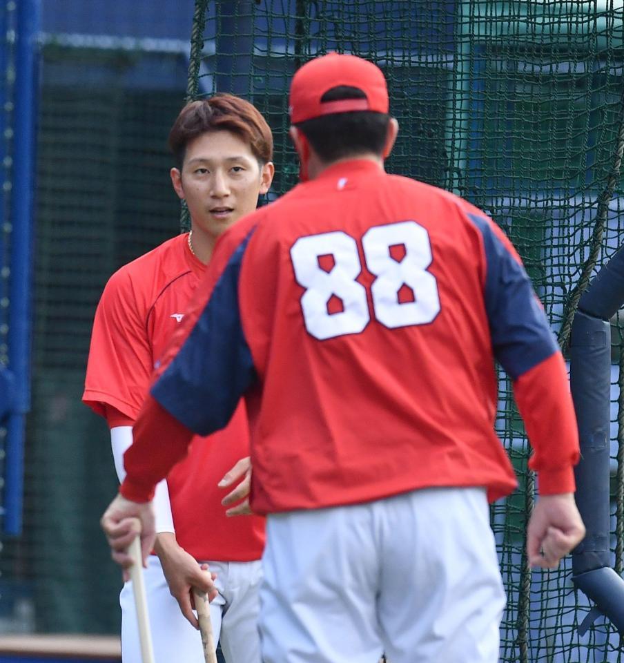 広島・佐々岡監督（８８）と話し込む広島・西川＝横浜スタジアム（撮影・高石航平）