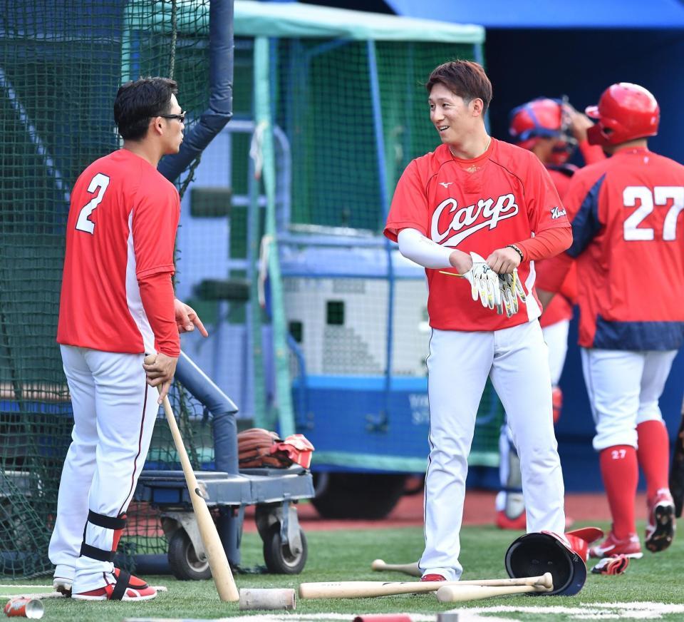 広島・田中（左）と談笑する西川＝横浜スタジアム（撮影・高石航平）