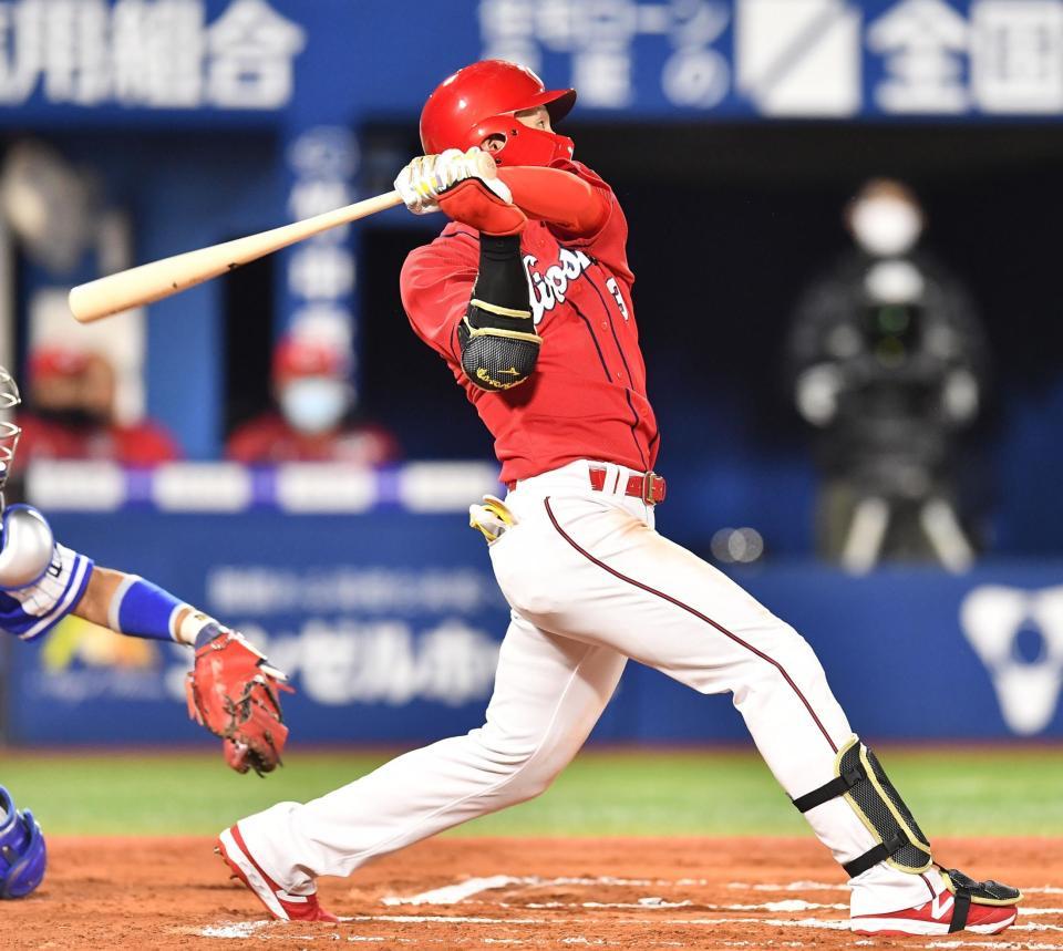 ６回、ソロを放つ広島・西川＝横浜スタジアム（撮影・高石航平）