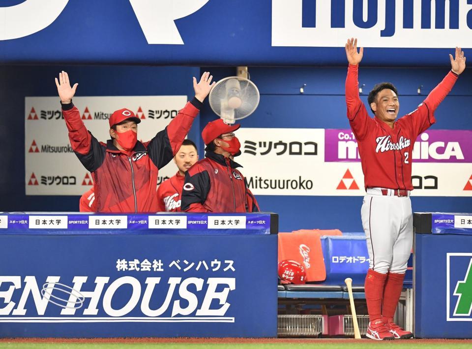 ６回、広島・西川のソロに手を上げて喜ぶ佐々岡監督（左）と田中＝横浜スタジアム（撮影・高石航平）