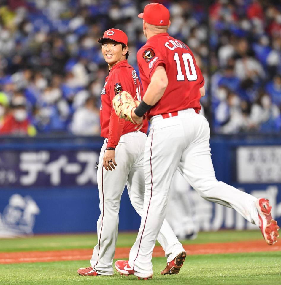 ４回、クロン（右）と笑顔でベンチに戻る広島・大瀬良＝横浜スタジアム（撮影・高石航平）