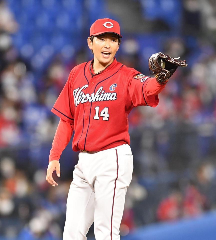 ６回、クロンに声をかける広島・大瀬良＝横浜スタジアム（撮影・高石航平）