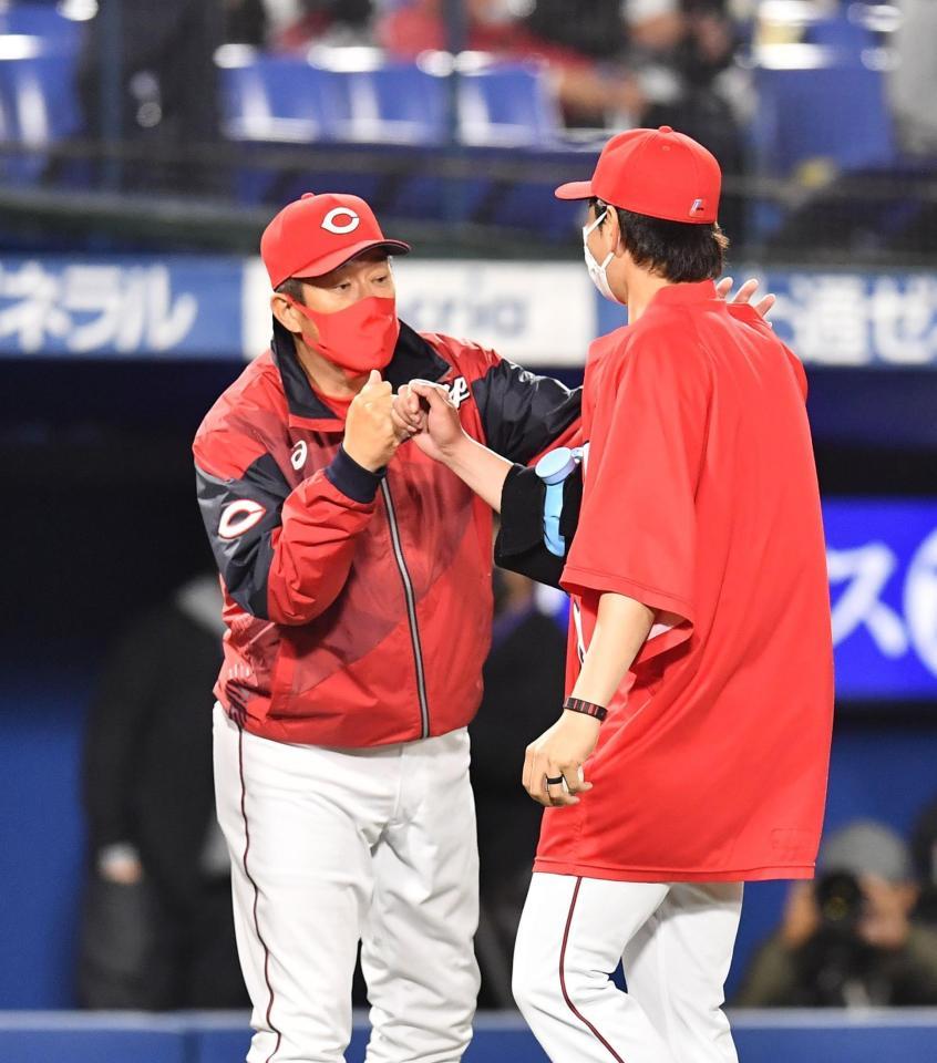 試合に勝利し、好投の広島・大瀬良（右）を労う佐々岡監督＝横浜スタジアム（撮影・高石航平）