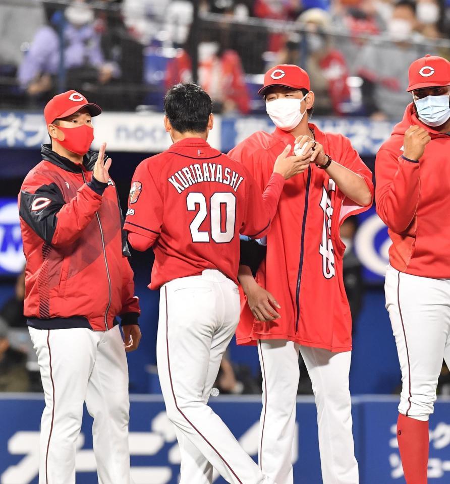 試合に勝利し、広島・栗林（２０）からウイニングボールを受け取って笑顔を見せる大瀬良＝横浜スタジアム（撮影・高石航平）