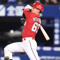 　６回、左越えソロを放つ西川（撮影・金田祐二）