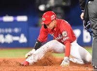 　８回、松山の適時打で本塁に滑り込む西川