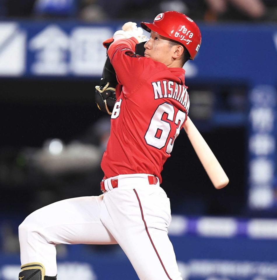 　６回、左越えソロを放つ西川（撮影・金田祐二）