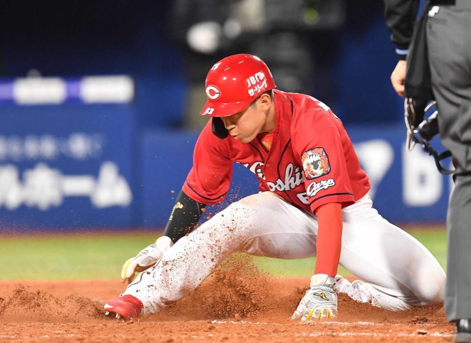 　８回、松山の適時打で本塁に滑り込む西川