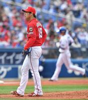 　３回、神里（右）に先制ソロを浴びる野村（撮影・西岡正）