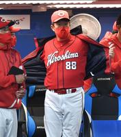 ７回、選手交代を告げに向かう広島・佐々岡監督＝神宮球場（撮影・西岡正）