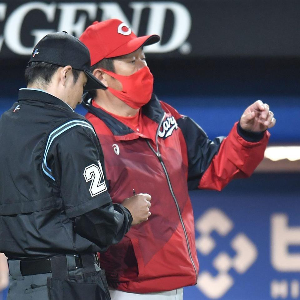 ５回、選手交代を告げる佐々岡監督（撮影・西岡正）