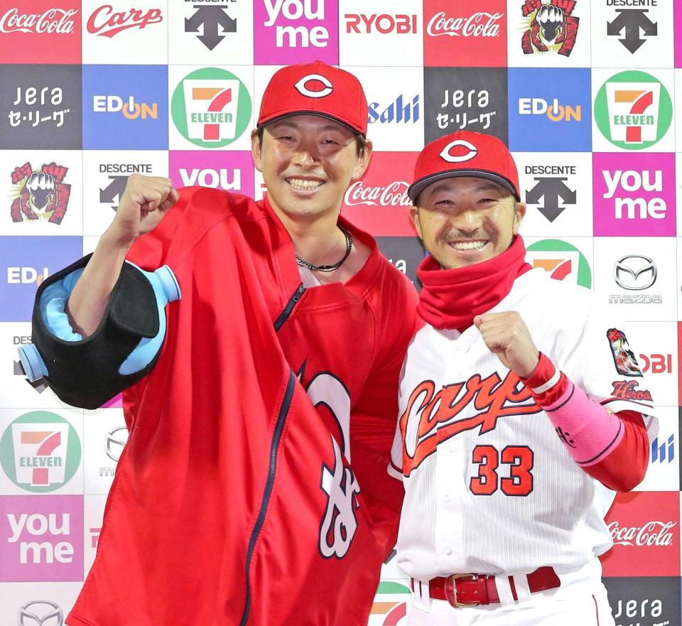 　お立ち台で笑顔を見せる大瀬良（左）と菊池涼