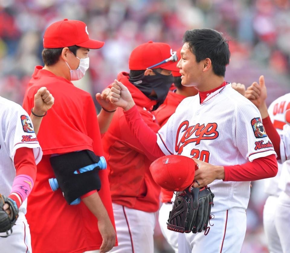 　最後を締めくくり九里（左）とタッチを交わす栗林（撮影・立川洋一郎）