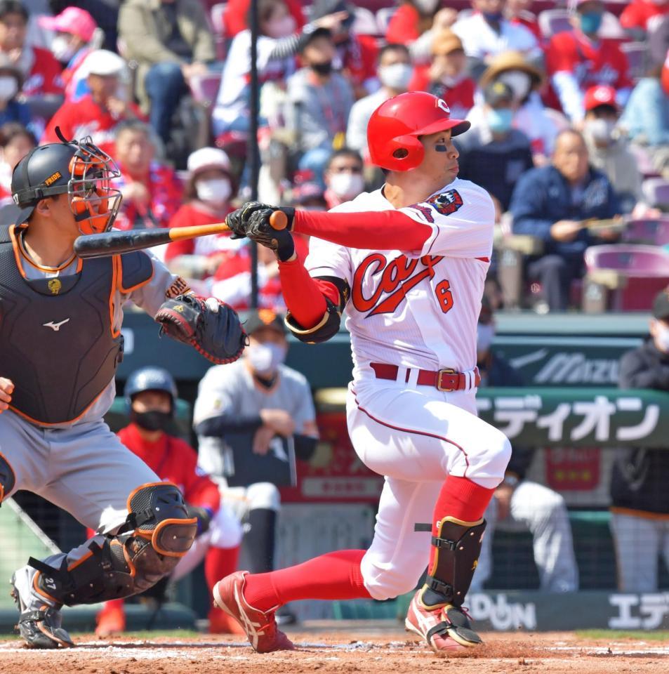 　１回、左前打を放つ安部（撮影・立川洋一郎）