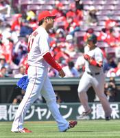 　１回、岡本和（右）に先制２ランを浴びた野村（撮影・立川洋一郎）