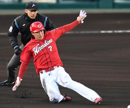 １回、二盗を決める広島・堂林翔太＝甲子園（撮影・田中太一）