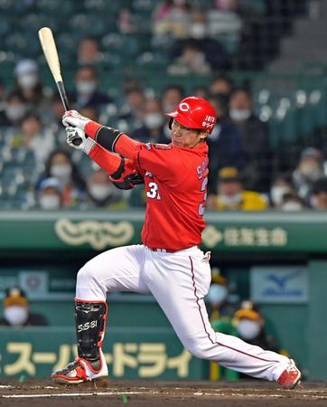 ４回表広島２死、中前打を放つ広島・坂倉将吾＝甲子園（撮影・立川洋一郎）