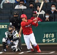 １回、右前へ安打を放つ広島・堂林翔太＝甲子園（撮影・田中太一）