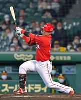 ４回表広島２死、中前打を放つ広島・坂倉将吾＝甲子園（撮影・立川洋一郎）