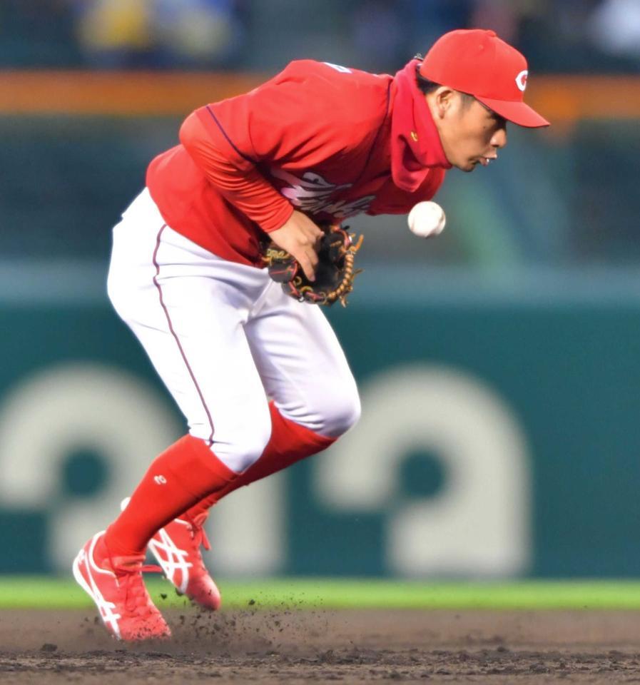 　２回、梅野の打球をファンブルする田中広（撮影・立川洋一郎）