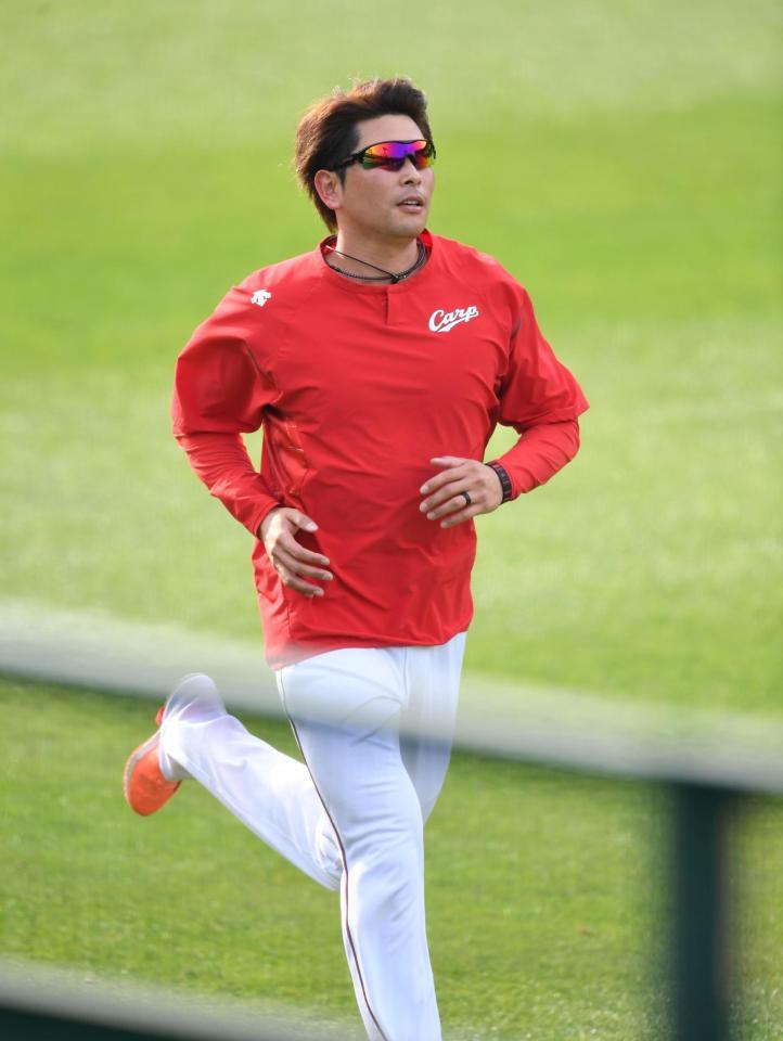 　ダッシュを繰り返す広島・大瀬良大地（撮影・田中太一）