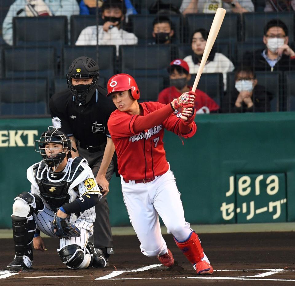 １回、右前へ安打を放つ広島・堂林翔太＝甲子園（撮影・田中太一）