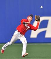 ３回裏中日２死一塁、中日・高橋周平の飛球をキャッチする左翼手・広島・中村奨成＝バンテリンドームナゴヤ（撮影・立川洋一郎）