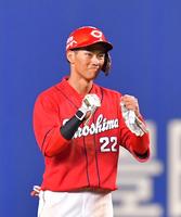 　５回、プロ初安打となる二塁打を放ち、ベンチへ向かってガッツポーズを見せる広島・中村奨成＝バンテリンドームナゴヤ（撮影・立川洋一郎）