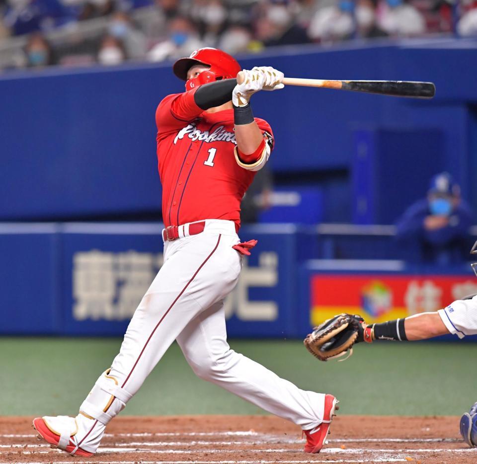 ３回表広島１死一、二塁、左翼スタンドへ３ランを放つ広島・鈴木誠也＝バンテリンドームナゴヤ（撮影・立川洋一郎）