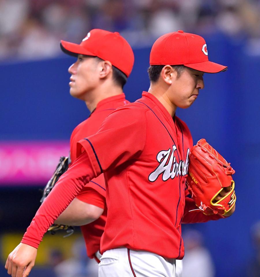 　４回、２点適時打を打たれて途中降板する広島・遠藤淳志。左はマウンドへ向かう中田廉＝バンテリンドームナゴヤ（撮影・立川洋一郎）
