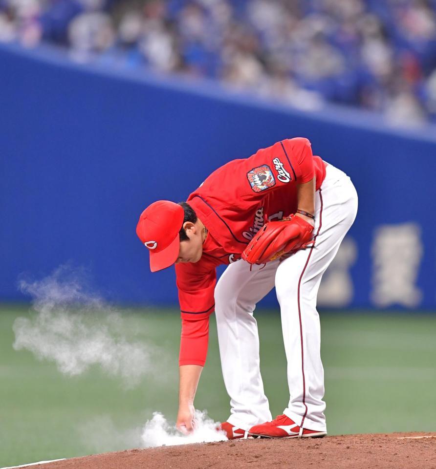 ６回、打者・中日・福留孝介の時にボークをとられ、怒りをロジンバッグにぶつける広島・九里亜蓮（撮影・立川洋一郎）