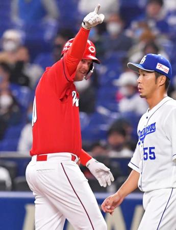 　２回、先制適時打を放ちベンチに向かってポーズするクロン（撮影・立川洋一郎）