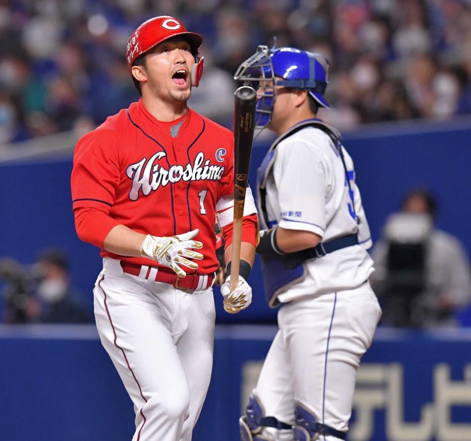 　１回、先制の絶好機に空振り三振を喫して悔しがる鈴木誠（撮影・立川洋一郎）