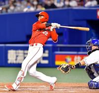 ５回、プロ初安打となる二塁打を放つ中村奨（撮影・立川洋一郎）