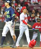 　６回、中村悠平に犠飛を打たれた広島・森下暢仁（撮影・立川洋一郎）