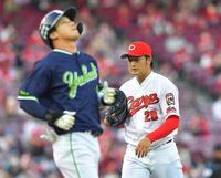 　１回、山田（左）を投ゴロに打ち取りベンチへ引き揚げる床田（撮影・立川洋一郎）