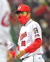 　選手の交代を告げベンチへ戻る佐々岡監督（撮影・立川洋一郎）