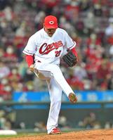 　９回、川端から空振り三振を奪い、雄たけびを上げる栗林（撮影・立川洋一郎）