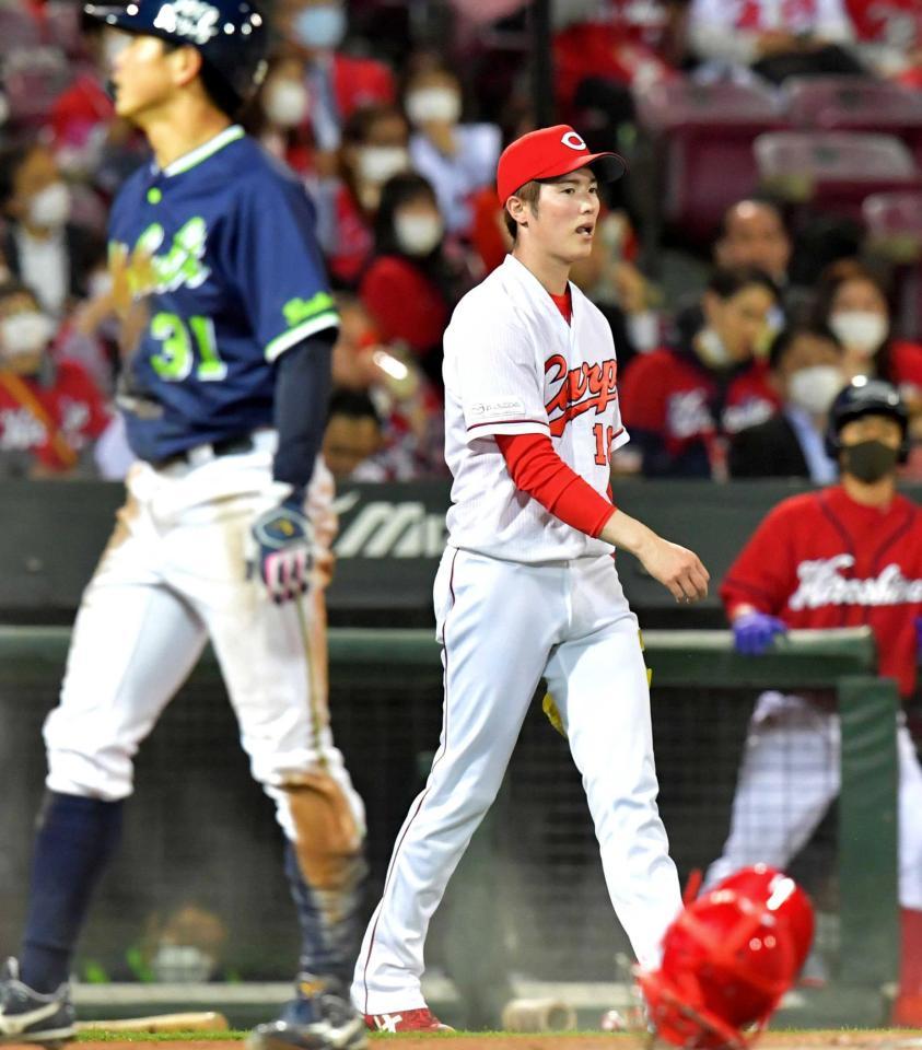 　６回、中村に犠飛を打たれ山崎（左）に同点の生還を許す森下（撮影・立川洋一郎）