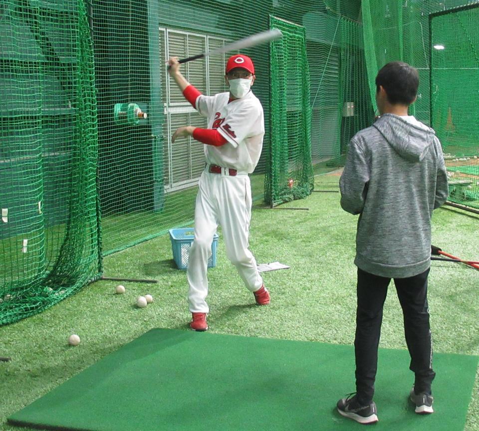 中学生にマンツーマンで打撃指導を行う浅井さん