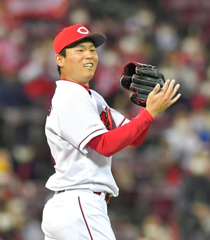 　９回、塩見を遊ゴロに打ち取って笑顔を見せる栗林（撮影・立川洋一郎）