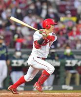 ２回裏広島２死一、二塁、右前へ同点適時打を放つ広島・小園＝マツダスタジアム（撮影・立川洋一郎）