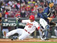 ２回裏広島２死一、二塁、広島・小園の適時打で同点の生還する二走・広島・会沢＝マツダスタジアム（撮影・立川洋一郎）