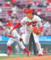 ヤクルト打線を相手に力投する先発の遠藤（撮影・立川洋一郎）