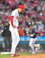 ３回、元山（右）に勝ち越し２ランを浴び肩を落とす遠藤（撮影・立川洋一郎）